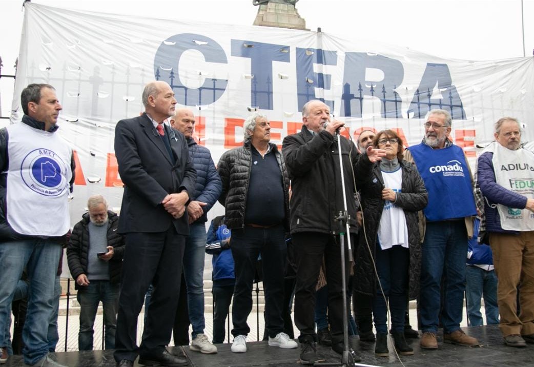 Gremios Docentes Se Movilizaron Hasta El Congreso Y Reclamaron La