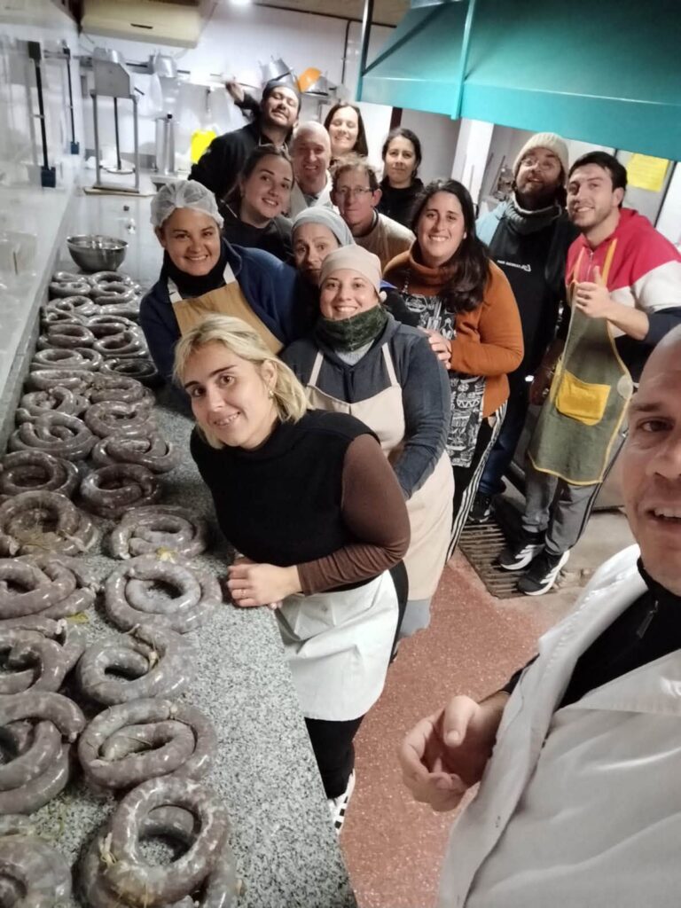 Alumnos del Centro de Formación Laboral 402 avanzan en el curso de operador en chacinados