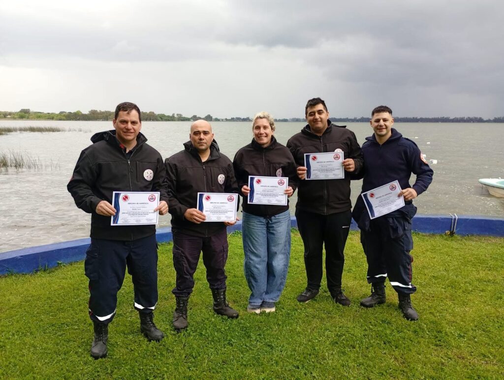 Bomberos Voluntarios: capacitación en rescate acuático y embarcaciones